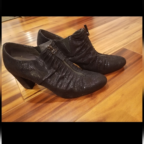 Aerosoles snakeskin shimmer zip booties. - Picture 2 of 8